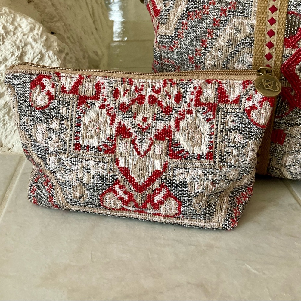 NWOT America and Beyond” tapestry tote bag and matching accessory bag - Picture 4 of 15